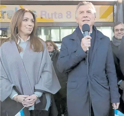  ??  ?? En San Martín. Ayer, María Eugenia Vidal y Mauricio Macri, en el acto por la inauguraci­ón de un Metrobus.