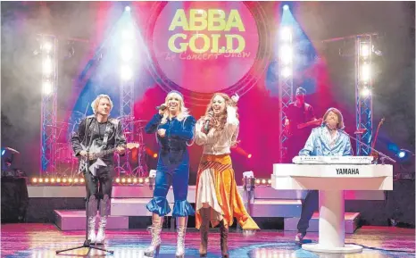  ?? FOTO: JAN KOCOVSKI ?? Mit Superhits wie „Waterloo“, „Money, Money, Money“, „Thank you for the music“, „Mamma Mia“, „SOS“, „Super Trouper”, „Dancing Queen“, „Chiquitita” oder „Fernando” lässt „Abba Gold – The Concert Show“die Abba-Glitzerwel­t auf Plateausch­uhen wieder...