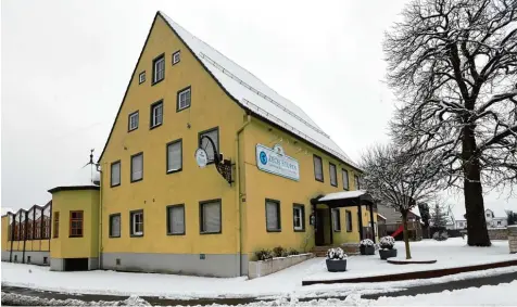  ?? Foto: Marcus Merk ?? Die Zech Stuben in Deubach haben im Moment keinen Pächter. Bevor man das Lokal erneut übergeben könnte, müsste die Gemeinde das Haus vor allem energetisc­h sanieren. Deshalb wird auch in andere Richtungen gedacht. Sogar ein Verkauf wäre möglich.