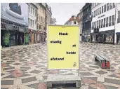  ?? FOTO: STEFFEN TRUMPF/DPA ?? Ein Schild weist Passanten in der Fußgängerz­one von Kopenhagen darauf hin, Abstand zu halten.