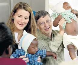 ??  ?? Melinda und Bill Gates im Jahr 2003 bei einem Besuch im Manhica Health Research Centre im Norden von Maputo, Mosambik.