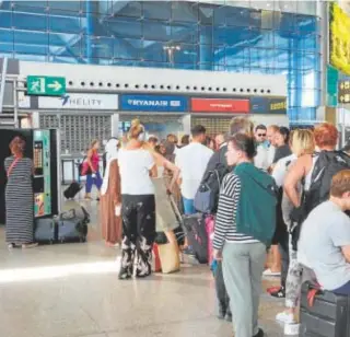  ?? // EFE/DANIEL LUQUE ?? Así se encontraba el aeropuerto de Málaga ayer