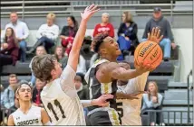  ?? steven eckhoff ?? Rockmart’s Juke Boozer tries to lay up a shot in between Pepperell’s Hunter Henderson (11) and Phoenix Prime during a Region 7-AA game Tuesday at Pepperell High.