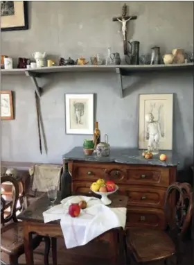  ?? SALLY CARPENTER HALE — THE ASSOCIATED PRESS ?? This photo shows objects that artist Paul Cėzanne used for still life paintings at his studio, Atelier Cėzanne, in Aix-en-Provence, France. This small studio is where Cėzanne made his famous painting of Montagne Sainte-Victoire, which rises above the...