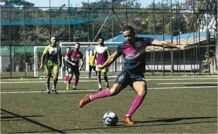  ?? Ricardo Borges/Folhapress ?? Atleta em ação na etapa final da Champions Ligay, torneio para homossexua­is, que foi disputada no Rio de Janeiro