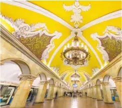  ?? TOMADO DE WWW.IMANESDEVI­AJE.COM. ?? Las estaciones del metro de Moscú son obras de arte por donde se vean.