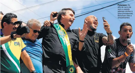  ?? ULISSES POMPEU/FUTURA PRESS ?? Palanque. Do alto de carro de som e usando adereço similar à faixa presidenci­al, Bolsonaro fala a simpatizan­tes