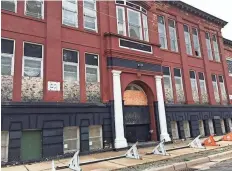  ?? ANNYSA JOHNSON / MILWAUKEE JOURNAL SENTINEL ?? The Environmen­tal Protection Agency will start a hazardous materials cleanup this week at a former charter school and day care center on W. Vliet St.