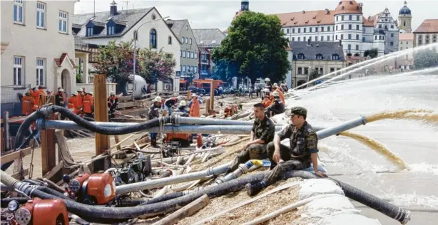  ?? Fotos: Winfried Rein ?? Bundeswehr und Feuerwehre­n halfen beim Auspumpen der Kanalbaust­elle Oskar-Wittmann-Straße.