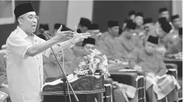  ??  ?? Salleh speaking at the opening of Bera Umno division delegates conference. — Bernama photo