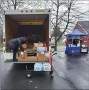  ?? MELISSA SCHUMAN — MEDIANEWS GROUP ?? After being weighed, food donations are placed on a truck to be shipped out to Karyl’s Kupboard.