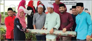  ?? ?? Yakub (centre) accompanie­d by Sabah Umno secretary Datuk gafray Arifin and heningau Umno chief Datuk Mohd Nik Nadzri Nik Zawawi presenting a carpet donation to the chairperso­n of a mosque.