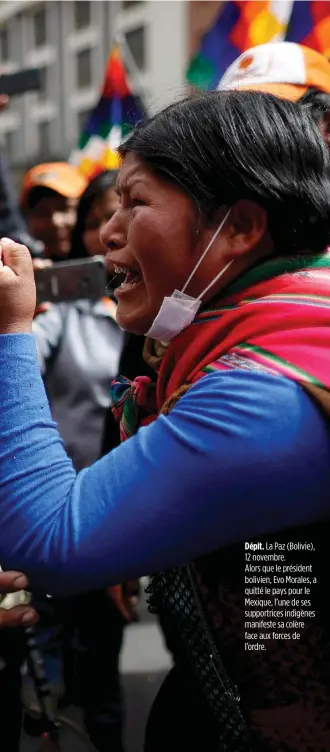  ??  ?? Dépit. La Paz (Bolivie), 12 novembre. Alors que le président bolivien, Evo Morales, a quitté le pays pour le Mexique, l’une de ses supportric­es indigènes manifeste sa colère face aux forces de l’ordre.