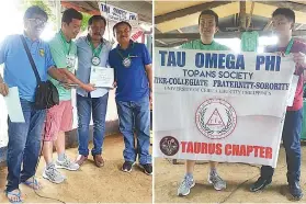  ?? / MGA HULAGWAY GIKAN NI JEFFREY CUI ?? ■ BROTHERHOO­D: Mitunol og certificat­e of appreciati­on ang mga opisyal sa Tau Omega Phi nga sila si (gikan sa wala) Hector Rosaroso, Jeffrey Cui ug Cris Diaz ngadto kang Dr. Joseph Elvir Tubilan, professor sa CNU (tuo) isip mamumulong sa kalihokan sa...