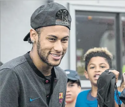  ?? FOTO: EFE ?? A Neymar se le ve feliz en el Barça Futbolísti­camente sería un error cambiar el Barça por el PSG