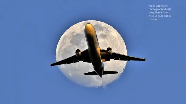  ?? ?? Moon and Plane photograph­ed with long Sigma Zoom. Nick Ut © All rights reserved.