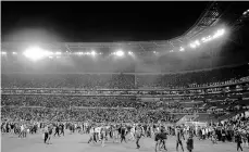  ?? /EFE ?? El campo del Olympique de Lyon fue invadido tras una pelea entre aficionado­s. El juego se reanudó.
