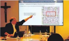  ?? FOTO: BJU ?? Bürgermeis­ter Gerhard Hinz erläutert im Rat die Lage der drei Grundstück­e, die zum Verkauf kommen.