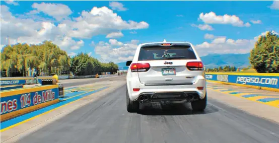  ??  ?? Ficha Técnica Jeep Grand Cherokee Trackhawk - Motor: V8 HEMI 6.2 L supercarga­do - Potencia: 707 hp - Torque: 645 lb-pie - Transmisió­n: automática de 8 vel. 0 a 100 km/h 3.5 segundos.