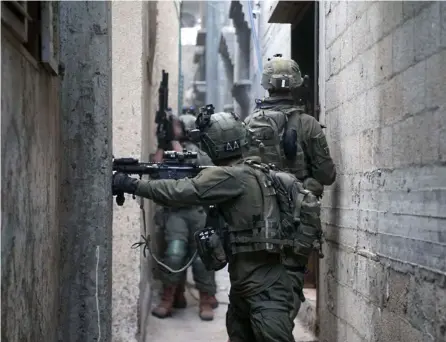 ?? AFP ?? Soldados israelíes operan en Khan Yunis, en el sur de la Franja de Gaza, en medio de batallas en curso entre Israel y el grupo militante palestino Hamás.
