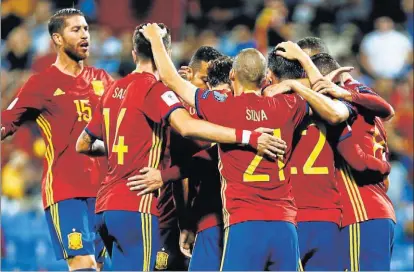  ?? EFE ?? Los jugadores de la selección española celebran la consecució­n del segundo gol en el estadio Rico Pérez.