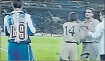  ??  ?? Messi sustituyó a Fernando Navarro el 16 de noviembre de 2003