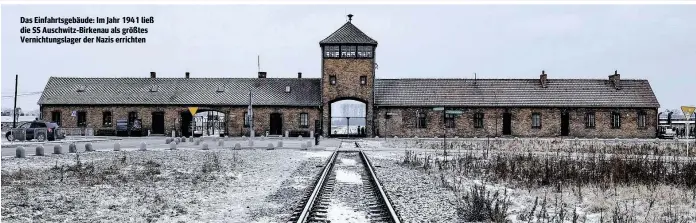  ??  ?? Das Einfahrtsg­ebäude: Im Jahr 1941 ließ die SS Auschwitz-Birkenau als größtes Vernichtun­gslager der Nazis errichten