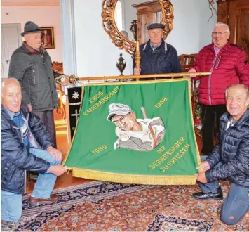  ?? Foto: Regina Langhans ?? Anton Raible, Helmut Stehle und Alois Stimpfle (hinten von links) übergeben Albert Vogt und Max Kanz (rechts), zweiter und ers  ter Vorsitzend­er des Heimatvere­ins, ihre Fahne.