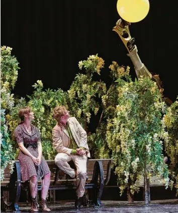  ?? Foto: Matthias Horn, Salzburger Festspiele ?? Ein Roboterarm holt den Mond von Liliom (Jörg Pohl) und Julie (Maja Schöne) herunter.