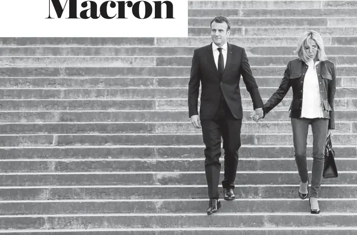  ?? Foto: Efe ?? El presidente francés, Emmanuel Macron, junto a su mujer en una de sus aparicione­s ante los medios.