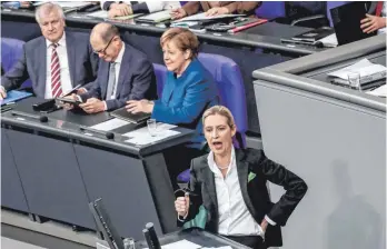  ?? FOTO: DPA ?? Bisher hatte Bundeskanz­lerin Angela Merkel Attacken der AfD im Bundestag – hier Alice Weidel vorn am Rednerpult – weitgehend ignoriert. Das war diesmal anders.