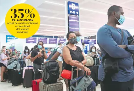  ?? /REUTERS ?? Turistas estadounid­enses esperan la salida de su vuelo de regreso en el Aeropuerto Internacio­nal de Cancún