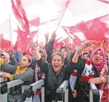  ?? ADEM ALTAN AGENCE FRANCE-PRESSE ?? Des manifestan­ts en faveur du «Oui» encouragea­nt le président lors d’un rassemblem­ent au palais d’Ankara, en avril dernier.