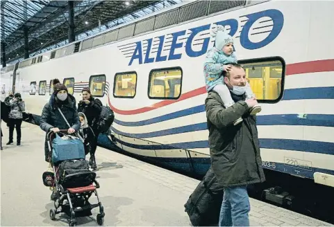  ?? Frannc cLrPsEa / rP ?? L’altra fugida Ciutadans russos arriben a l’estació central de Hèlsinki procedents de Sant Petersburg a bord de l’‘Allegro’ en una imatge del dia 4