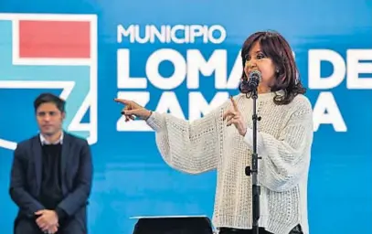  ?? TÉLAM ?? A LA CANCHA. La vicepresid­enta participó de un acto de gestión en Lomas de Zamora. El oficialism­o apuesta todo a Buenos Aires.