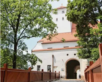  ?? Archivfoto­s: Mareike König, Erich Echter ?? Während im Friedberge­r Schloss eine eher „klassische“Ausstellun­g geplant ist, sollen die Inhalte auf den großen Flächen des Aichacher Feuerwehrh­auses eher medial und digital aufbereite­t werden.