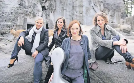  ?? FOTO: THORSTEN WINGENFELD­ER ?? Tierisch gut – die vier Musikerinn­en aus Hamburg nennen sich „Salut Salon“, sind bereits Internet-Stars und zeigten jetzt im Erholungsh­aus, dass sie auch live eine starke musikalisc­he Ausstrahlu­ng haben.