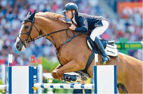  ?? Foto: Uwe Anspach, dpa ?? Ein Sieg in Aachen zählt zu den größten Erfolgen, die Reiter je holen können. Zum zweiten Mal ist dieses Kunststück nun Marcus Ehning aus Borken gelungen, der mit seinem Fuchswalla­ch Pret A Tout den Großen Preis gewann.