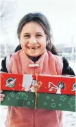  ?? FOTO: DAVID VOGT ?? Ein Roma-Mädchen freut sich nach der Verteilung in Rumänien über sein „Weihnachte­n im Schuhkarto­n“.