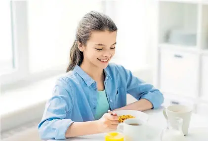  ??  ?? El arranque. Un buen desayuno no sólo tiene efectos nutriciona­les sino también en el desempeño escolar.