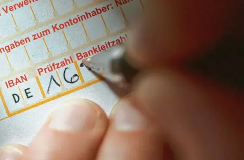  ??  ?? Foto: Marijan Murat, dpa 99 Cent, 1,50 oder zwei Euro: Wer seine Überweisun­gen in Papierform abgibt, muss mittlerwei­le bei vielen Banken Gebühren zahlen. Denn die Geldinstit­ute können in der Niedrigzin­sphase nicht mehr so viel Geld wie früher über Zinsen einnehmen. Nicht alle Zusatzkost­en sind aber auch erlaubt.