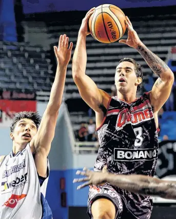  ?? TÉLAM ?? Lucio Redivo se estira para bloquear el lanzamient­o de Luca Vildoza, el goleador de Quilmes con 19 puntos. Bahía no pudo hacer pleno de victorias en su paso por Mar del Plata.