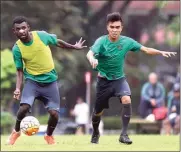  ?? WAHYUDIN/ JAWA POS ?? DIPANTAU: Yanto Basna (kiri) dan Paulo Sitanggang saat mengikuti seleksi tahap kedua timnas U-22 Selasa lalu (28/2).