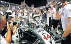  ??  ?? EMOCIÓN. Hamilton celebró con efusividad la gran pole que se llevó.