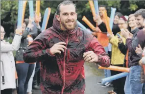  ?? PICTURE: SCOTT MERRYLEES ?? FINAL CHALLENGE: Scott Cranmer is cheered as he completes a million metres.