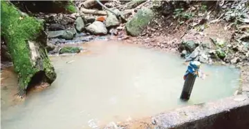  ??  ?? TADAHAN air bukit yang dipotong Orang Asli suku Batek di Kampung Kuala Koh.