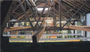  ?? FOTO: SCHÜTZ ?? Das historisch­e Dachgebälk der Stückgutha­lle. Architekto­nisch beeindruck­end, jedoch ohne jede Dämmung.