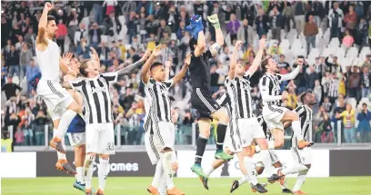  ?? — Gambar Reuters ?? RAI BERSAMA: Para pemain Juve meraikan kemenangan mereka bersama penyokong selepas tamat perlawanan di Stadium Allianz, Turin Sabtu lepas.