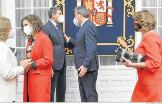  ?? JUAN CARLOS VAZQUEZ ?? Amparo Rubiales y María Jesús Montero conversan en la toma de posesión de Pedro Fernández, con Juan Espadas, en presencia de Susana Díaz.