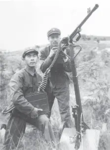  ??  ?? 李新风（左）和重机枪班的战友